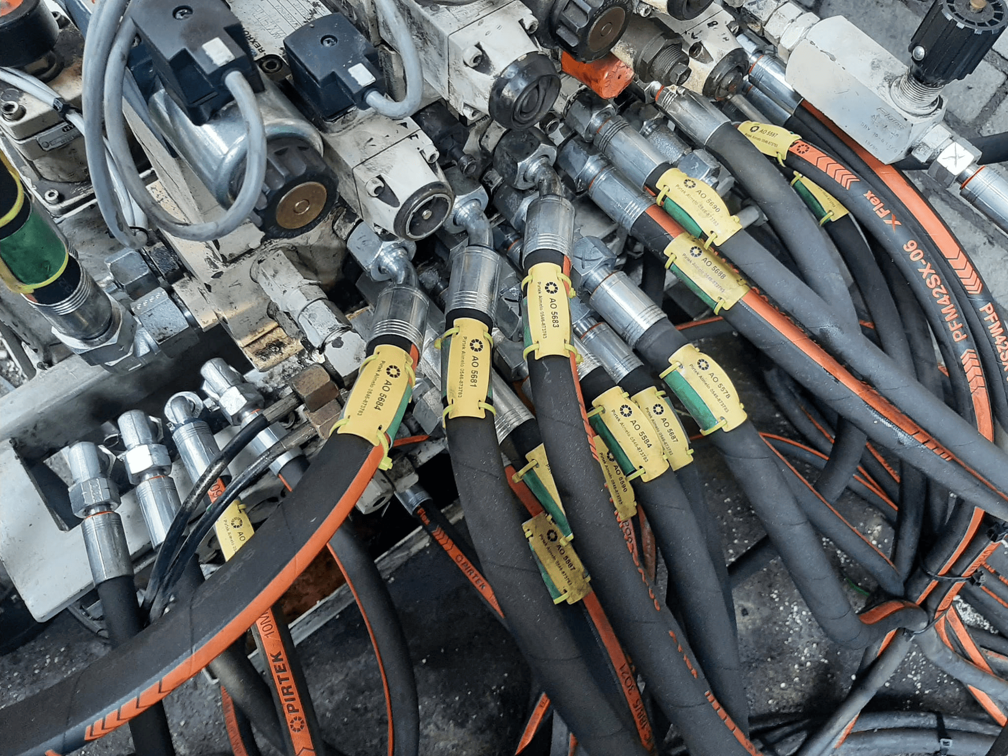 Système de flexibles hydrauliques haute pression avec raccords sertis